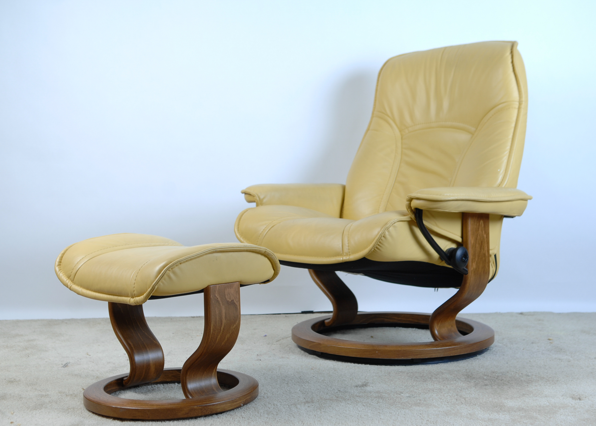 scandinavian leather chairs scandinavian furniture scandinavian saffron leather chair ottoman by ekornes ebth scandinavian leather chairs scandinavian furniture scandinavian saffron leather chair ottoman by ekornes ebth